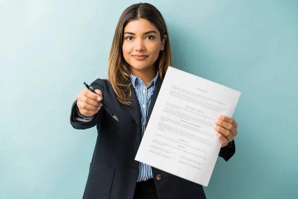 Zelfverzekerde Jonge Vrouwelijke Professional Met Contract Pen Tegen Gekleurde Achtergrond — Stockfoto