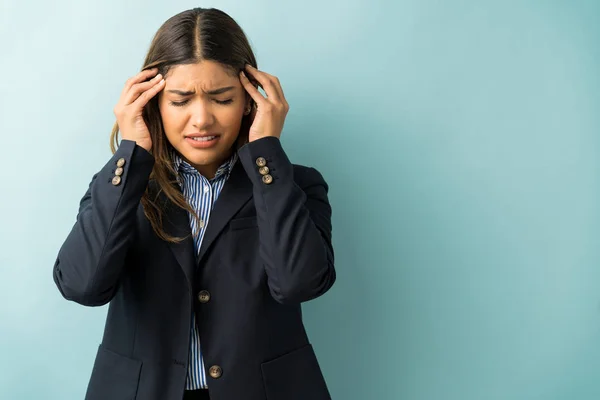 Young Female Executive Grimacing Headache Blue Background — Stock Photo, Image