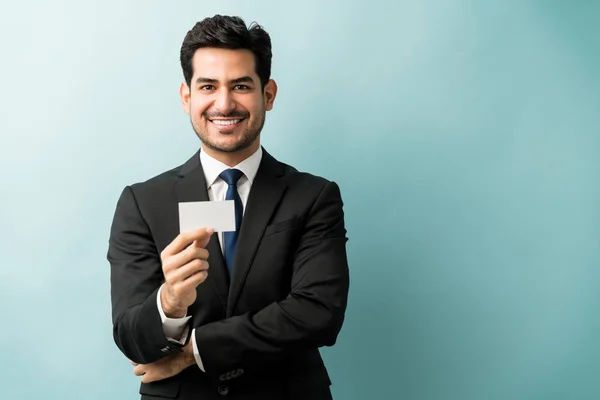 Χαμογελώντας Όμορφος Επιχειρηματίας Κρατώντας Λευκή Επαγγελματική Κάρτα Ενώ Στέκεται Πάνω — Φωτογραφία Αρχείου
