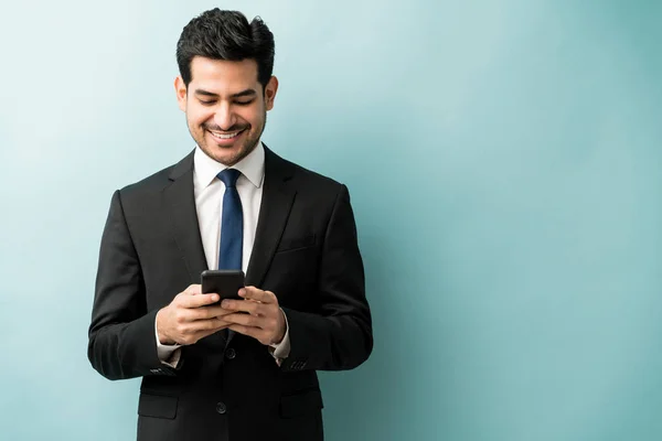 Mensagens Texto Atraente Empresário Latino Através Telefone Celular Contra Fundo — Fotografia de Stock