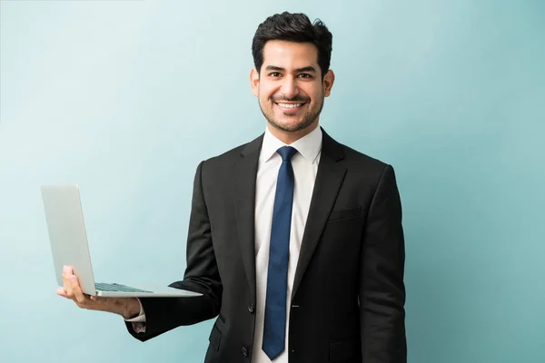 Portret Van Een Lachende Zakenman Met Laptop Tegen Een Blauwe — Stockfoto