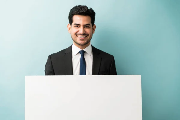 Feliz Hombre Negocios Latino Pie Con Pancarta Blanco Mientras Hace —  Fotos de Stock