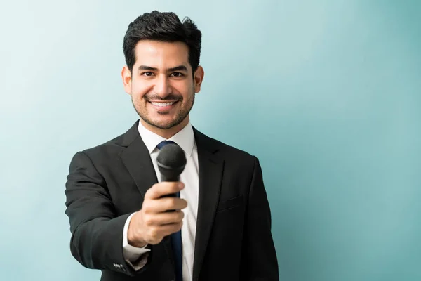Feliz Boa Aparência Profissional Masculino Terno Dando Microfone Enquanto Está — Fotografia de Stock