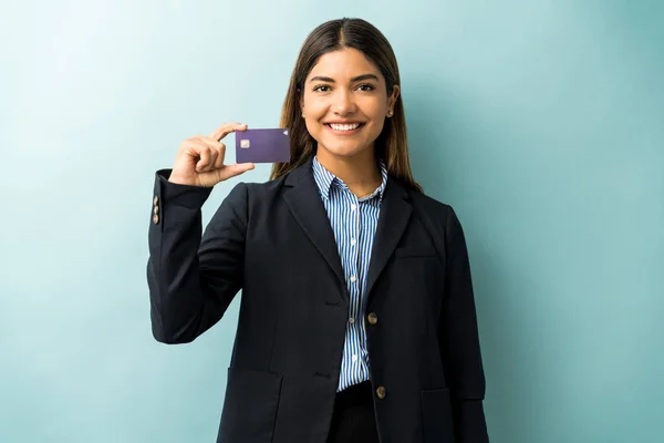 Retrato Bela Jovem Empresária Mostrando Seu Cartão Crédito Enquanto Contra — Fotografia de Stock