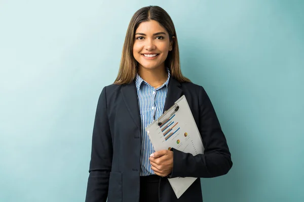 Retrato Mujer Atractiva Feliz Ejecutivo Portapapeles Con Gráfico Mientras Que —  Fotos de Stock