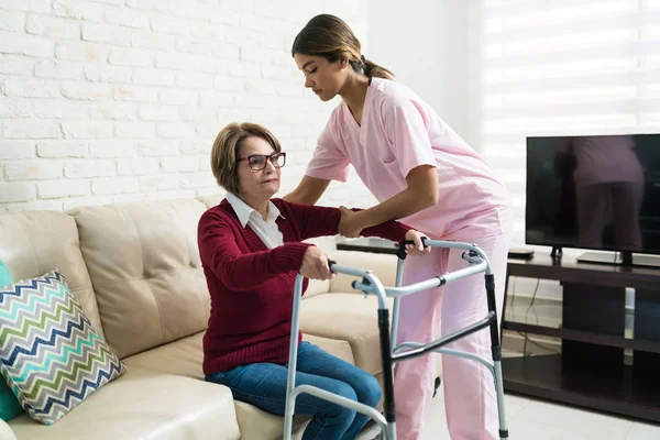 Enfermeira Ajudando Mulher Idosa Com Deficiência Caminhar Com Andador Mobilidade — Fotografia de Stock