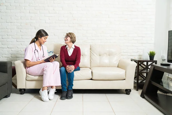 Buku Bacaan Perawat Muda Untuk Wanita Senior Yang Bahagia Ruang — Stok Foto