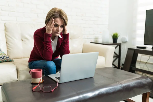 Idoso Estressado Mulher Olhando Para Laptop Enquanto Sentado Sala Estar — Fotografia de Stock