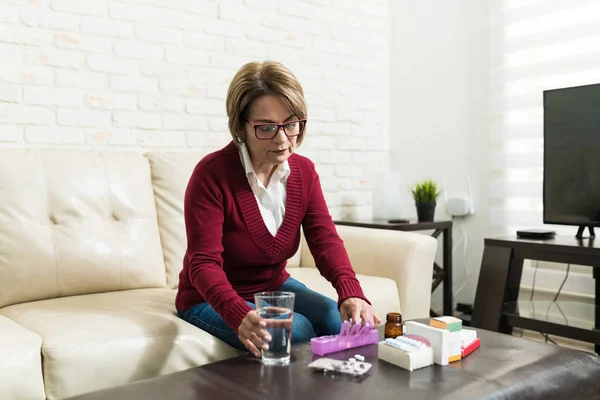 Oudere Blanke Vrouw Met Verschillende Pillen Tafel Woonkamer — Stockfoto