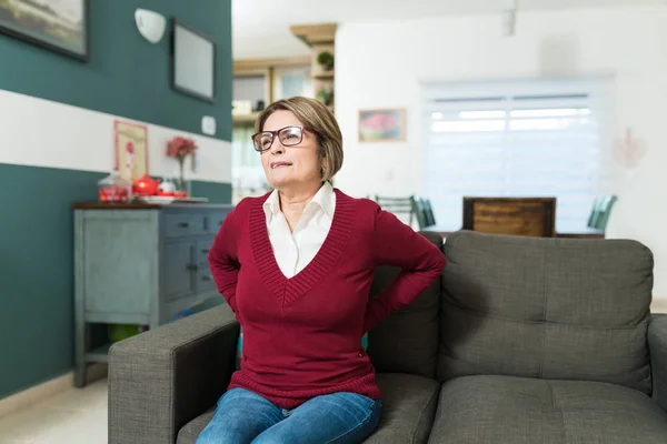 Wanita Senior Dengan Sakit Punggung Duduk Sofa Ruang Tamu — Stok Foto