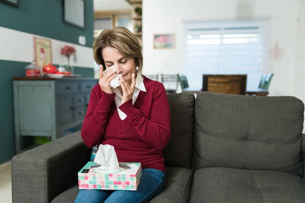 Rentnerin Mit Erkältung Und Grippe Sitzt Auf Sofa Wohnzimmer — Stockfoto