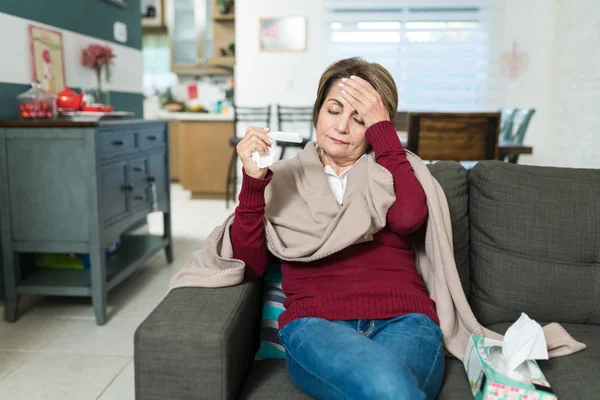 Zieke Oudere Vrouw Die Koorts Door Thermometer Controleert Terwijl Bank — Stockfoto