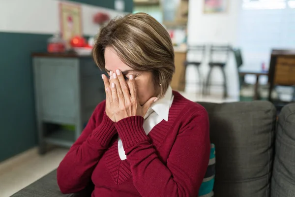 Oudere Blanke Vrouw Die Thuis Aan Migraine Lijdt — Stockfoto