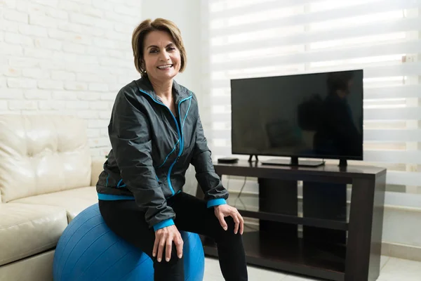 Porträt Einer Älteren Frau Sportbekleidung Die Hause Auf Einem Turnball — Stockfoto