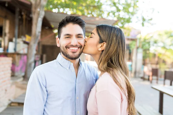 Junge Frau Küsst Lächelnden Freund Bei Date Café — Stockfoto