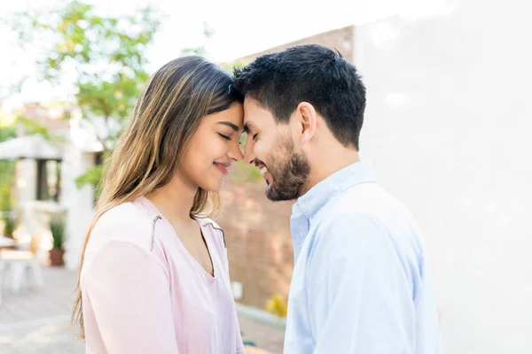 Romantik Heteroseksüel Çiftin Randevu Sırasında Alınlarına Dokunuşunun Yan Görüntüsü — Stok fotoğraf