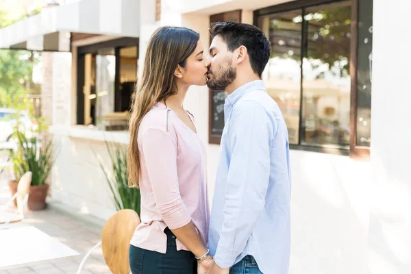 Vista Lateral Namorado Romântico Namorada Beijando Durante Data — Fotografia de Stock