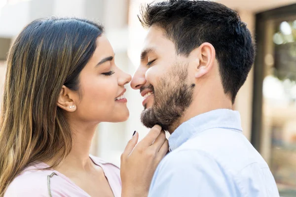 Primer Plano Novio Novia Hispanos Sonrientes Cita —  Fotos de Stock