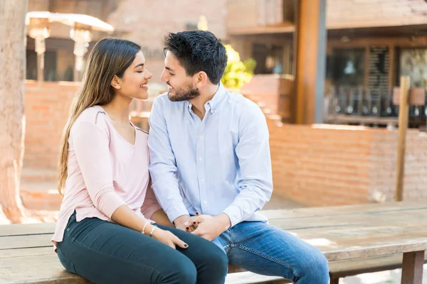 Heureux Couple Latin Assis Sur Banc Extérieur Café Pendant Date — Photo