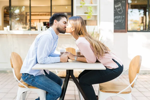 Vista Lateral Del Novio Novia Tomados Mano Mientras Besan Café — Foto de Stock