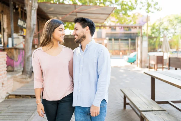 Romantisches Paar Das Sich Beim Spazierengehen Vor Dem Café Anschaut — Stockfoto