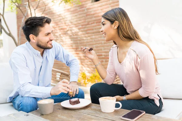 Leende Ung Kvinna Pratar Med Mannen Medan Äter Dessert Caféet — Stockfoto