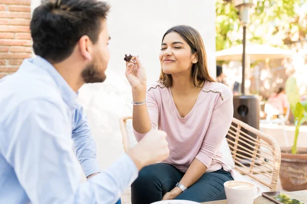 Sorrindo Bela Jovem Mulher Alimentando Sobremesa Para Namorado Durante Data — Fotografia de Stock