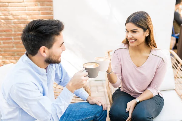 Latino Fidanzato Fidanzata Tostatura Tazze Caffè Caffè Durante Data — Foto Stock