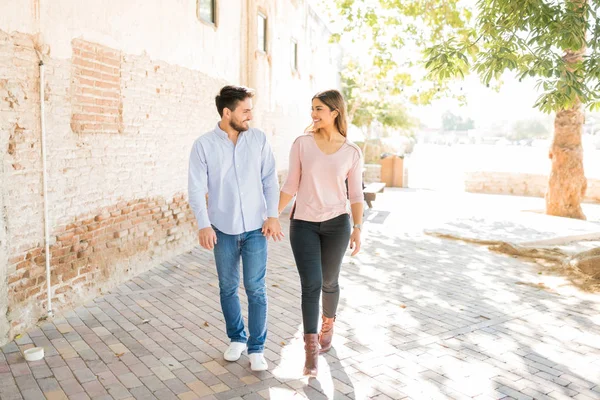Glücklicher Lateinischer Mann Hält Hand Seiner Freundin Während Sonnigen Tagen — Stockfoto