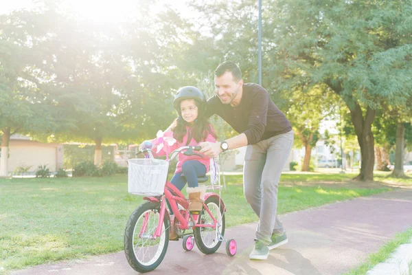 Gülümseyen Baba Kıza Hafta Sonu Parkta Bisiklet Sürmeyi Öğretiyor — Stok fotoğraf