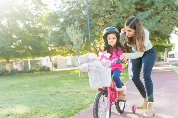 Smiling Woman Guiding Daughter Riding Bicycle Park Dalam Bahasa Inggris — Stok Foto