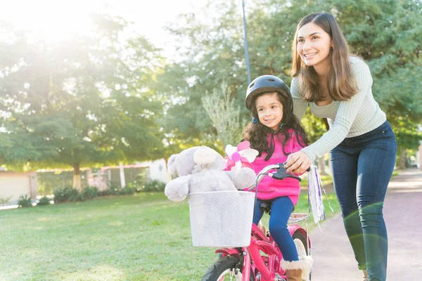 Sorridente Madre Ispanica Che Insegna Alla Figlia Andare Bicicletta Parco — Foto Stock