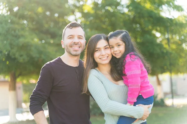 Sonrientes Padres Con Hija Pie Parque Durante Fin Semana — Foto de Stock