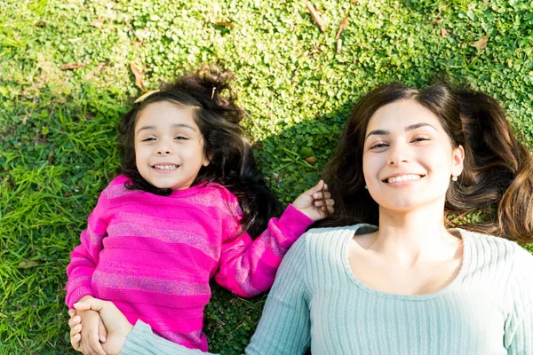 Smiling Mother Daughter Lying Together Grass Sunlight Park — Stockfoto