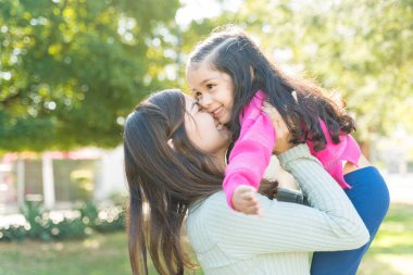 Sevecen Anne, hafta sonu Park 'ta Sevimli Kızı Taşıyor