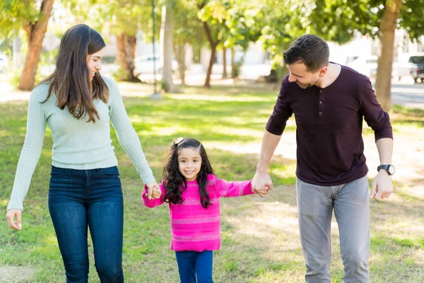 Sorridente Madre Padre Guardando Figlia Mentre Cammina Erba Parco — Foto Stock