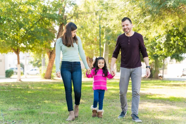 Padre Madre Che Camminano Con Figlia Mentre Tengono Mani Parco — Foto Stock