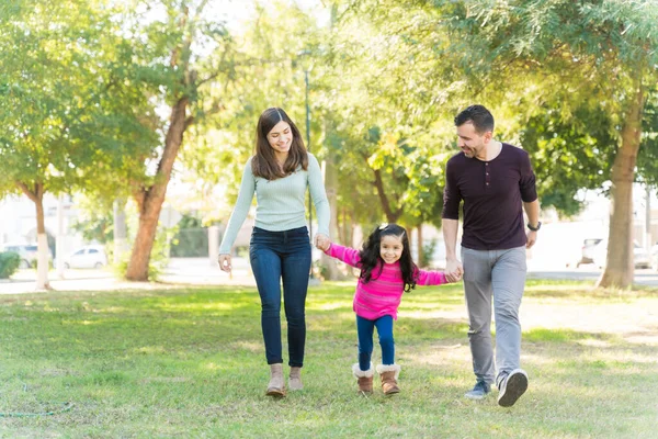 Familia Latina Sosteniendo Manos Mientras Caminan Juntos Sobre Hierba Parque —  Fotos de Stock