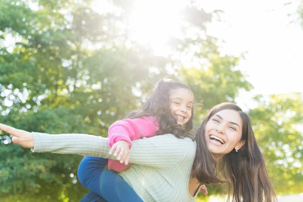 Vrolijke Moeder Dochter Spelen Samen Het Park Tijdens Zonnige Dag — Stockfoto