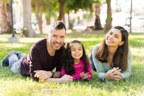 Chica Feliz Acostada Medio Los Padres Hierba Parque Durante Día — Foto de Stock