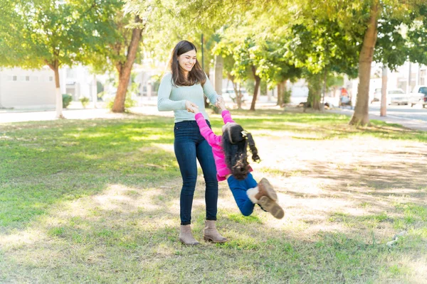 Jong Moeder Genieten Met Dochter Terwijl Swinging Haar Park — Stockfoto