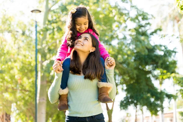 Preciosa Madre Latina Mirando Hija Mientras Lleva Los Hombros Durante — Foto de Stock