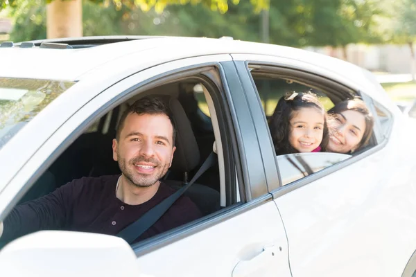 Uśmiechnięci Rodzice Siedzą Córką Samochodzie Słoneczny Dzień — Zdjęcie stockowe