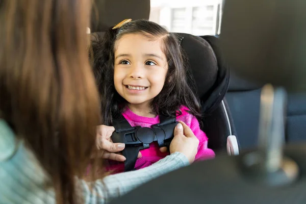 看着妈妈在车上调整安全带时 可爱的女孩笑了 — 图库照片