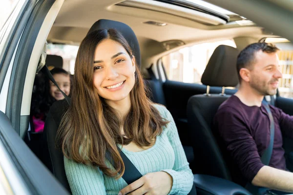 Hermosa Joven Mujer Sonriendo Mientras Sentado Por Hombre Con Hija —  Fotos de Stock