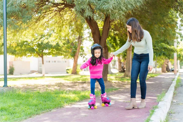 Mother Guiding Daughter While Skating Sidewalk Park — Stok Foto