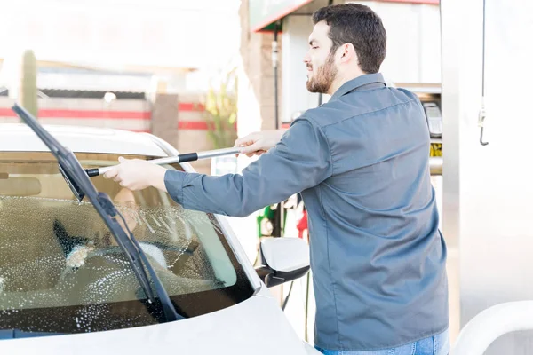 Männlicher Arbeiter Reinigt Uniform Windschutzscheibe Von Auto Tankstelle — Stockfoto