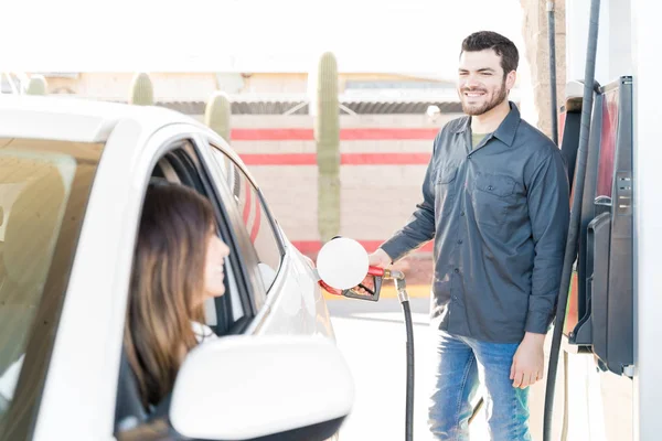 Zuverlässiger Männlicher Zugbegleiter Spricht Mit Kundin Beim Tanken Tankstelle — Stockfoto