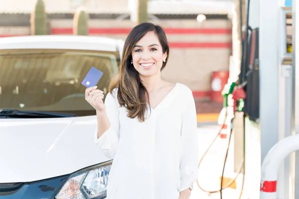 Happy Caucasian Woman Holding Credit Card While Standing Gas Station — Stok fotoğraf