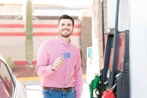 Happy Hispanic Man Holding Credit Card While Standing Self Service — ストック写真